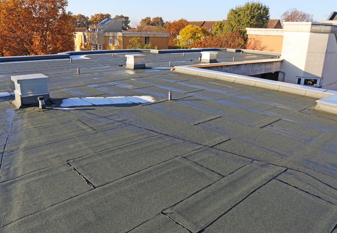 How To Properly Clean A Flat Roof This Fall
